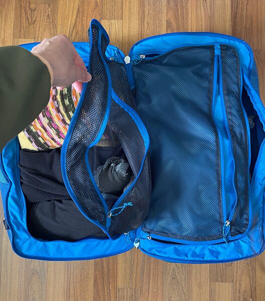 Taška Osprey Transporter Squffel 44 Uni – otevření tašky pomocí hlavního zipu a její jednotlivé sekce