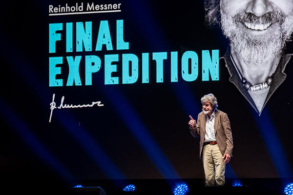 Reinhold Messner během přednášky Moving mountains