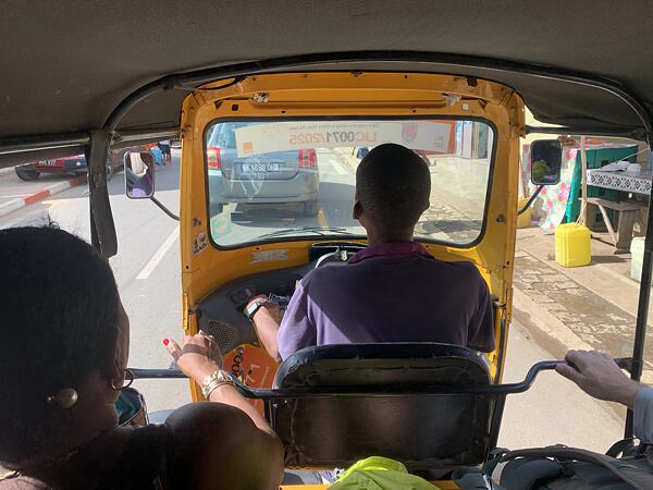 Jízda sdíleným tuk tukem je asi nejsnazším a nejlevnějším způsobem přepravy na Madagaskaru. Tam kam se nedostane tuk tuk, tak už musí jeep. Půjčení auta na Madagaskaru bez řidiče není možné.